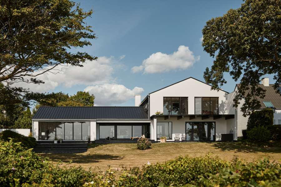 A very fine roof and façade solution on Funen, Strandvej 54B, Ballen, 5762 Vester Skerninge